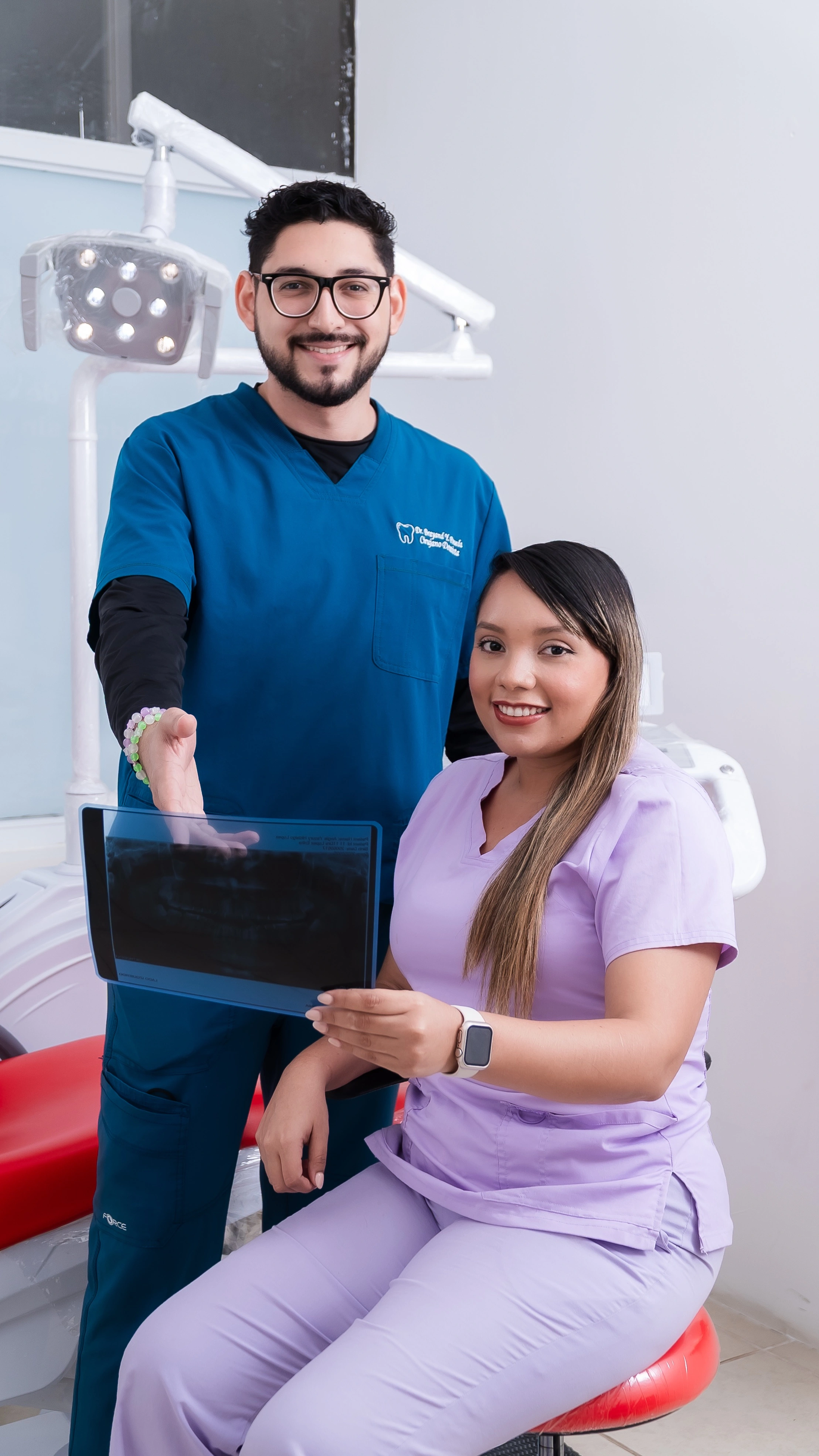 Equipo de especialistas dentales de OdontoMédica realizando diagnóstico con radiografía digital