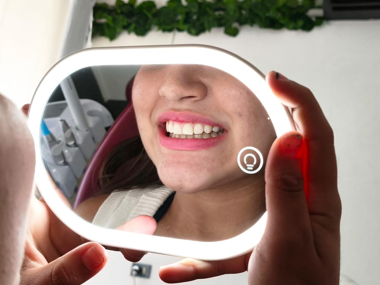 Equipo de especialistas dentales de OdontoMédica realizando diagnóstico con radiografía digital